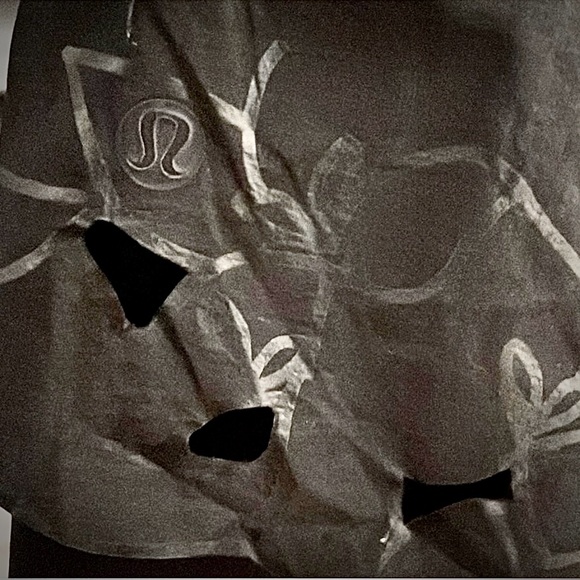 Lululemon Rare Black Forest Shorts w/Bike Shorts Built-In/New/Sz 6/Ltd Edition - Picture 4 of 13